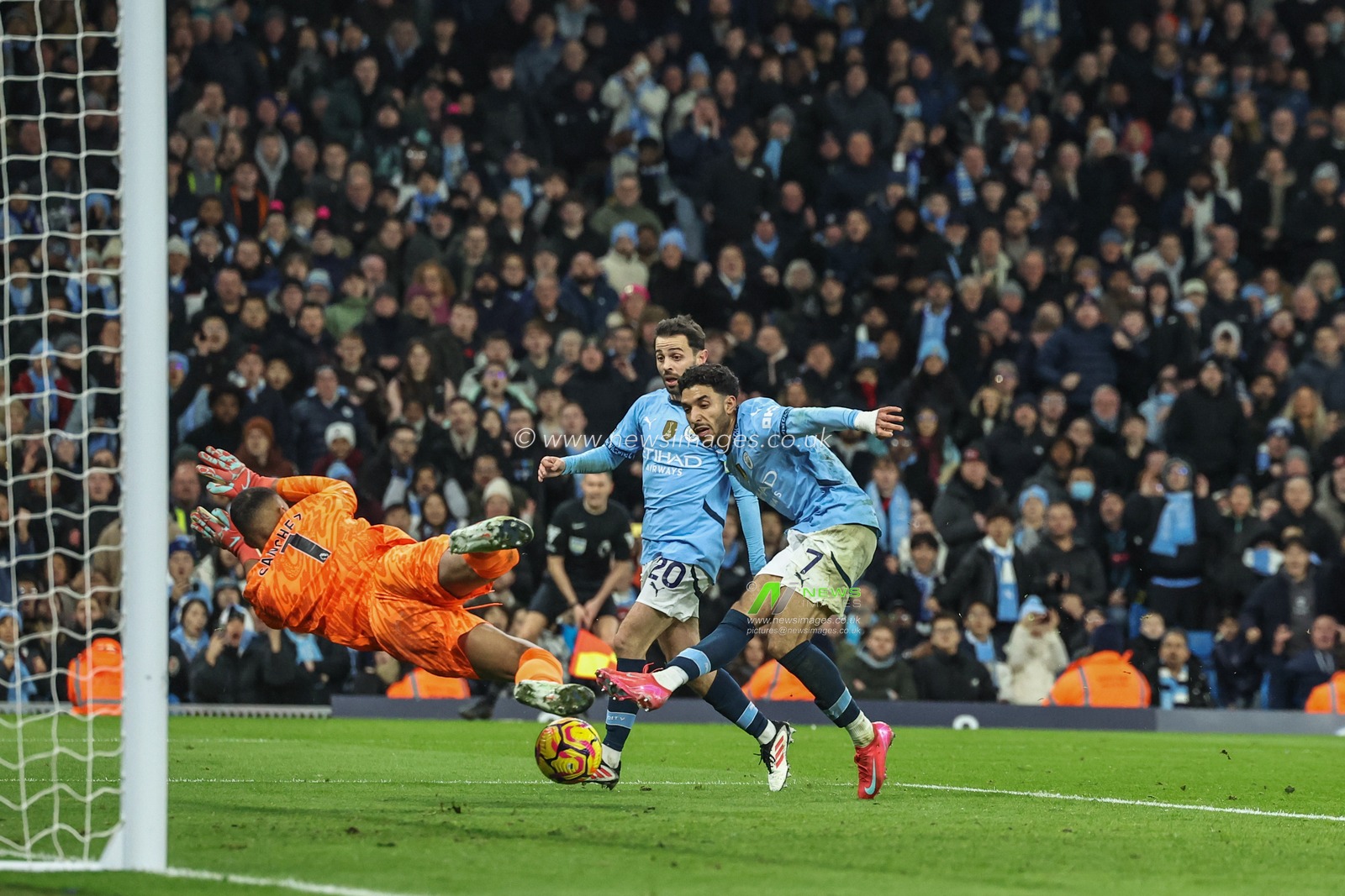 Omar Marmoush of Manchester City scores but is ruled out for offside during the Premier League match Manchester City vs Chelsea at Etihad Stadium, Manchester, United Kingdom, 25th January 2025

(Photo by Mark Cosgrove/News Images)