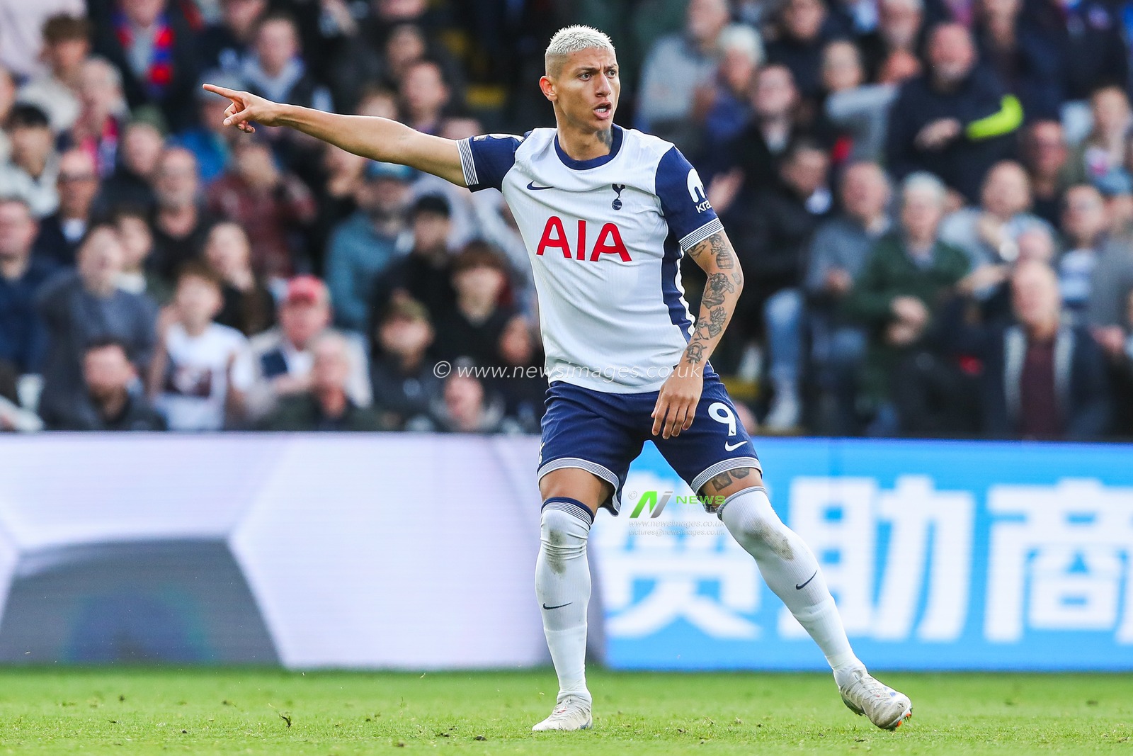 Richarlison of Tottenham Hotspur gives the team instructions during the Premier League match Crystal Palace vs Tottenham Hotspur at Selhurst Park, London, United Kingdom, 27th October 2024

(Photo by Izzy Poles/News Images)