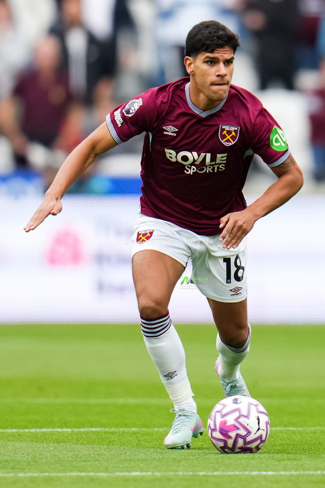 Mateus Fernandes of West Ham United on the ball during the Premier League match West Ham United vs Crystal Palace at London Stadium, London, United Kingdom, 20th September 2025

(Photo by Harvey Murphy/News Images)