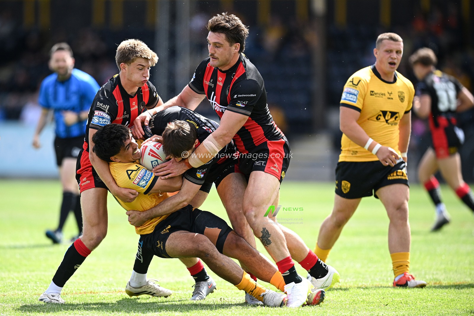 Krystian Mapapalangi of Castleford Tigers is challenged by Adam Holroyd (C), Ewan Irwin (L) and Liam Byrne (R) of Warrington Wolves during the Betfred Super League round 21 match Castleford Tigers vs Warrington Wolves at OneBore Stadium, Castleford, Untied Kingdom on 01 August 2026

(Photo by Ben Roberts/News Images)
