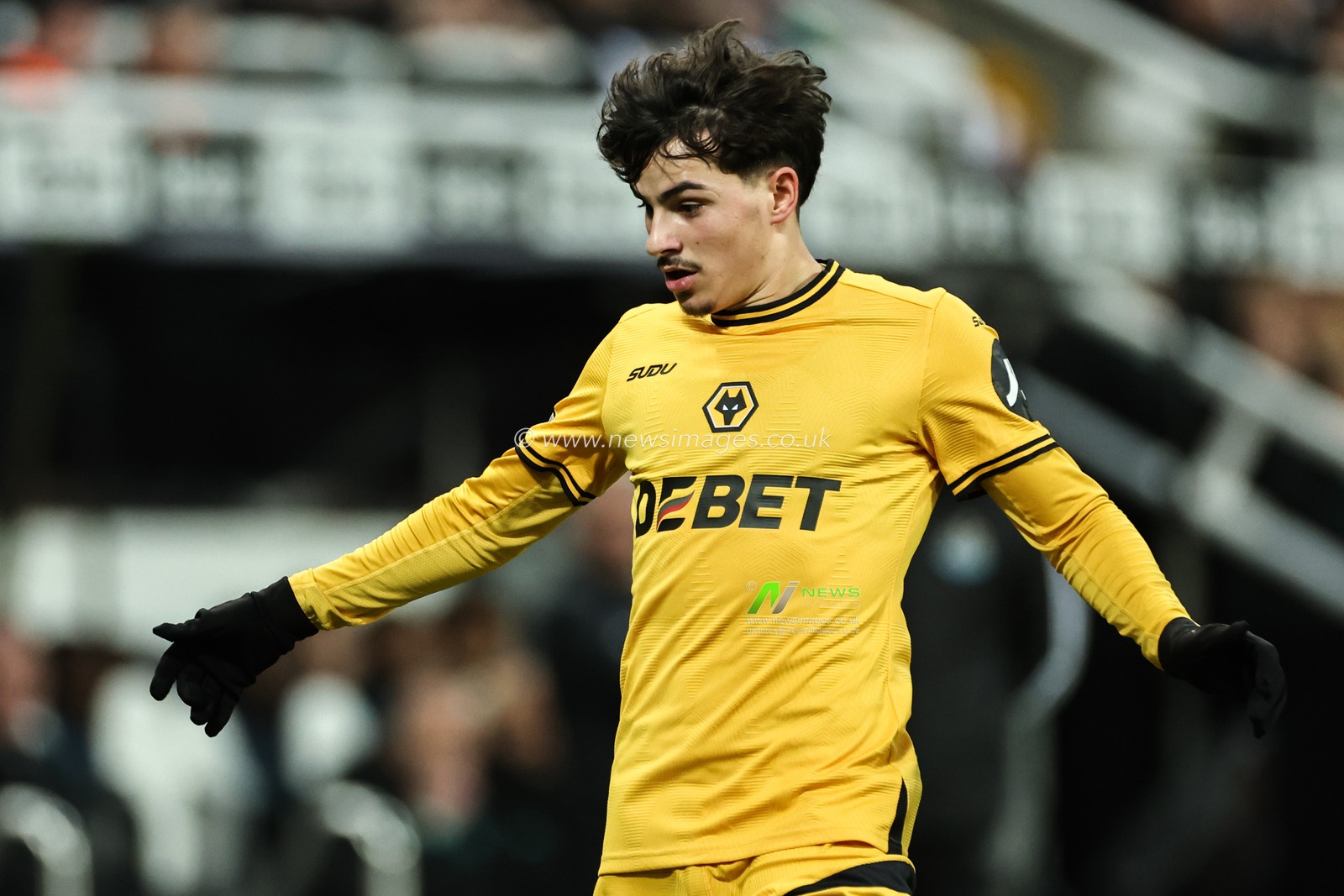 Rodrigo Gomes of Wolverhampton Wanderers during the Premier League match Newcastle United vs Wolverhampton Wanderers at St. James's Park, Newcastle, United Kingdom, 15th January 2025

(Photo by Mark Cosgrove/News Images)