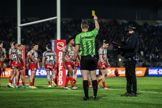 Jack Hughes of Leigh Leopards is sent off by referee Chris Kendal during the Betfred Super League round 5 match Wakefield Trinity vs Leigh Leopards at DIY Kitchens Stadium, Wakefield, United Kingdom on 20 March 2026

(Photo by Alfie Cosgrove/News Images)
