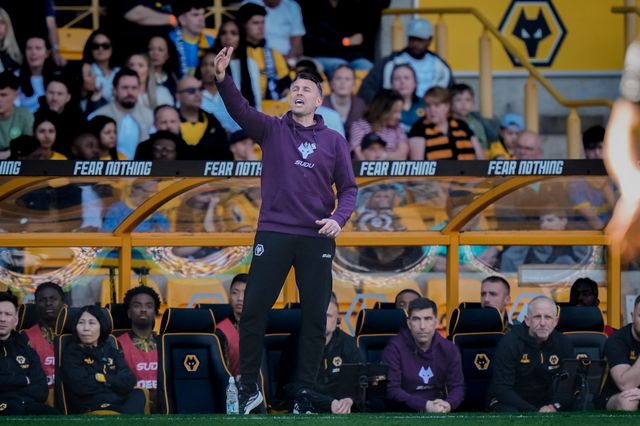 Rob Edwards manager of Wolverhampton Wanderers gives his team instructions  during the Premier League match Wolverhampton Wanderers vs Tottenham Hotspur at Molineux, Wolverhampton, United Kingdom on 25 April 2026

(Photo by Maynard Manyowa/News Images)