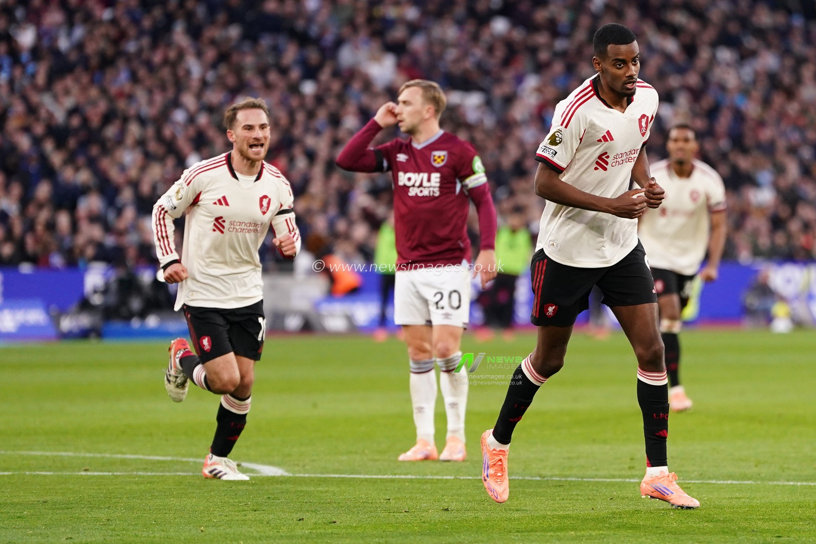 Alexander Isak of Liverpool scores to make It 0-1 during the Premier League match West Ham United vs Liverpool at London Stadium, London, United Kingdom, 30th November 2025

(Photo by Harvey Murphy/News Images)

*** GER AUT SUI OUT ***