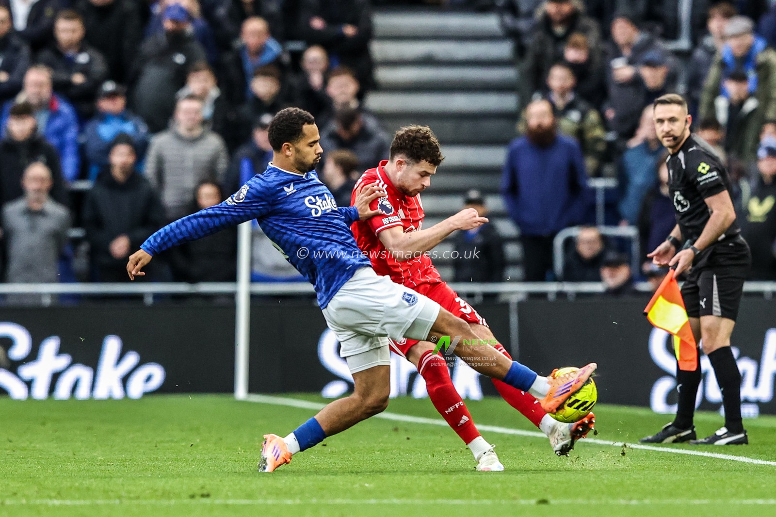 Iliman Ndiaye of Everton blocks a pass from Neco Williams of Nottingham Forest during the Premier League match Everton vs Nottingham Forest at Hill Dickinson Stadium, Liverpool, United Kingdom, 6th December 2025

(Photo by Alfie Cosgrove/News Images)

*** GER AUT SUI OUT ***