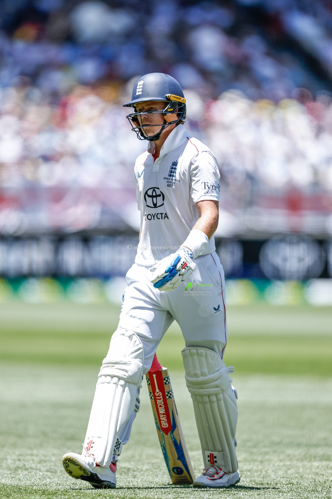 A dejected Ollie Pope of England leaves the field of play after been dismissed by Cameron Green of Australia during the NRMA Insurance Ashes First Test Day 1 Series Australia vs England at Optus Stadium, Perth, Australia, 20th November 2025

(Photo by Santanu Banik/News Images)

*** GER AUT SUI OUT ***