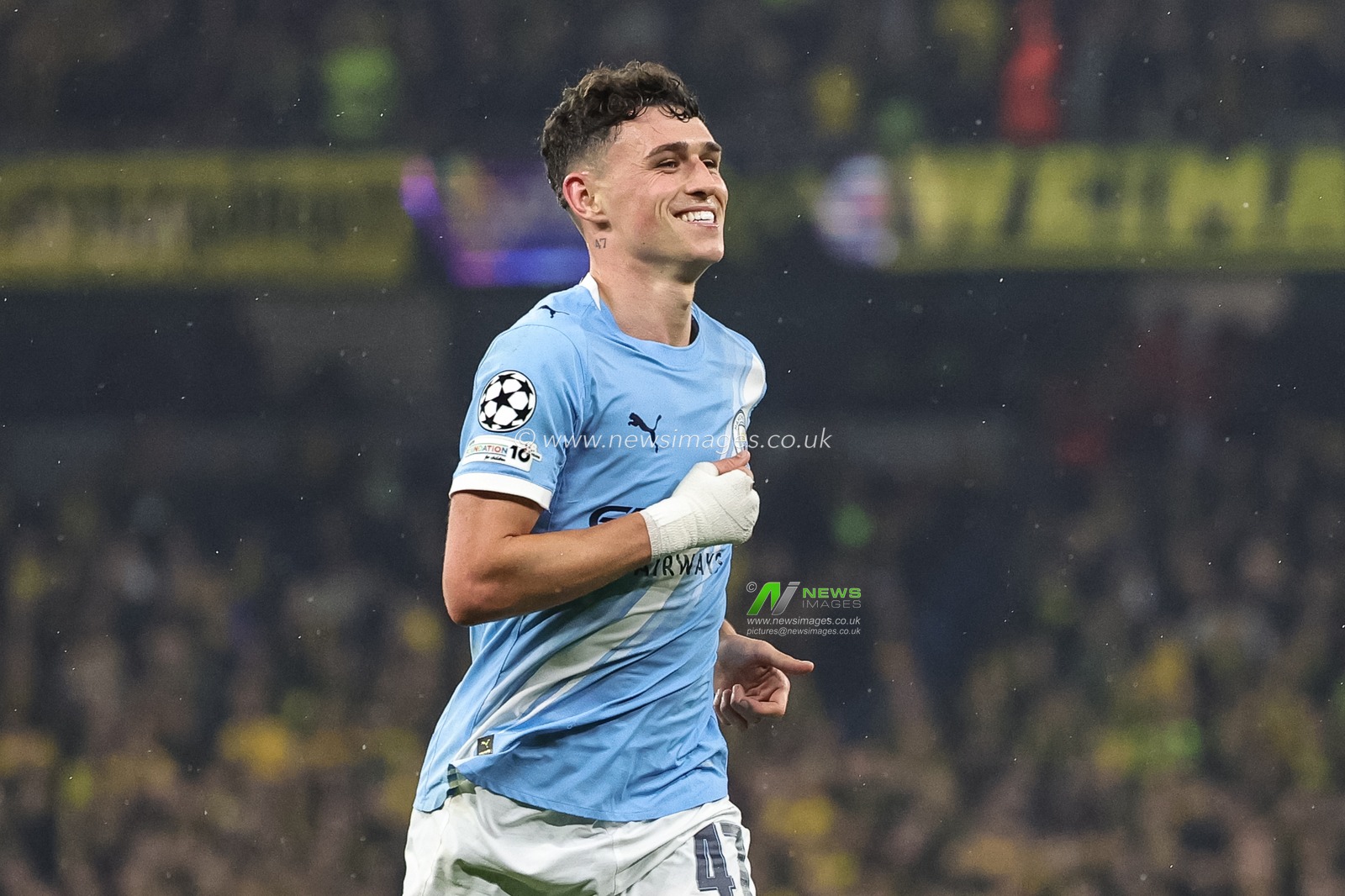 Phil Foden of Manchester City celebrates his goal during the UEFA Champions League Matchday 4 of 8 Manchester City vs Borussia Dortmund at the City of Manchester Stadium, Manchester, United Kingdom, 5th November 2025

(Photo by Mark Cosgrove/News Images)

*** GER AUT SUI OUT ***
