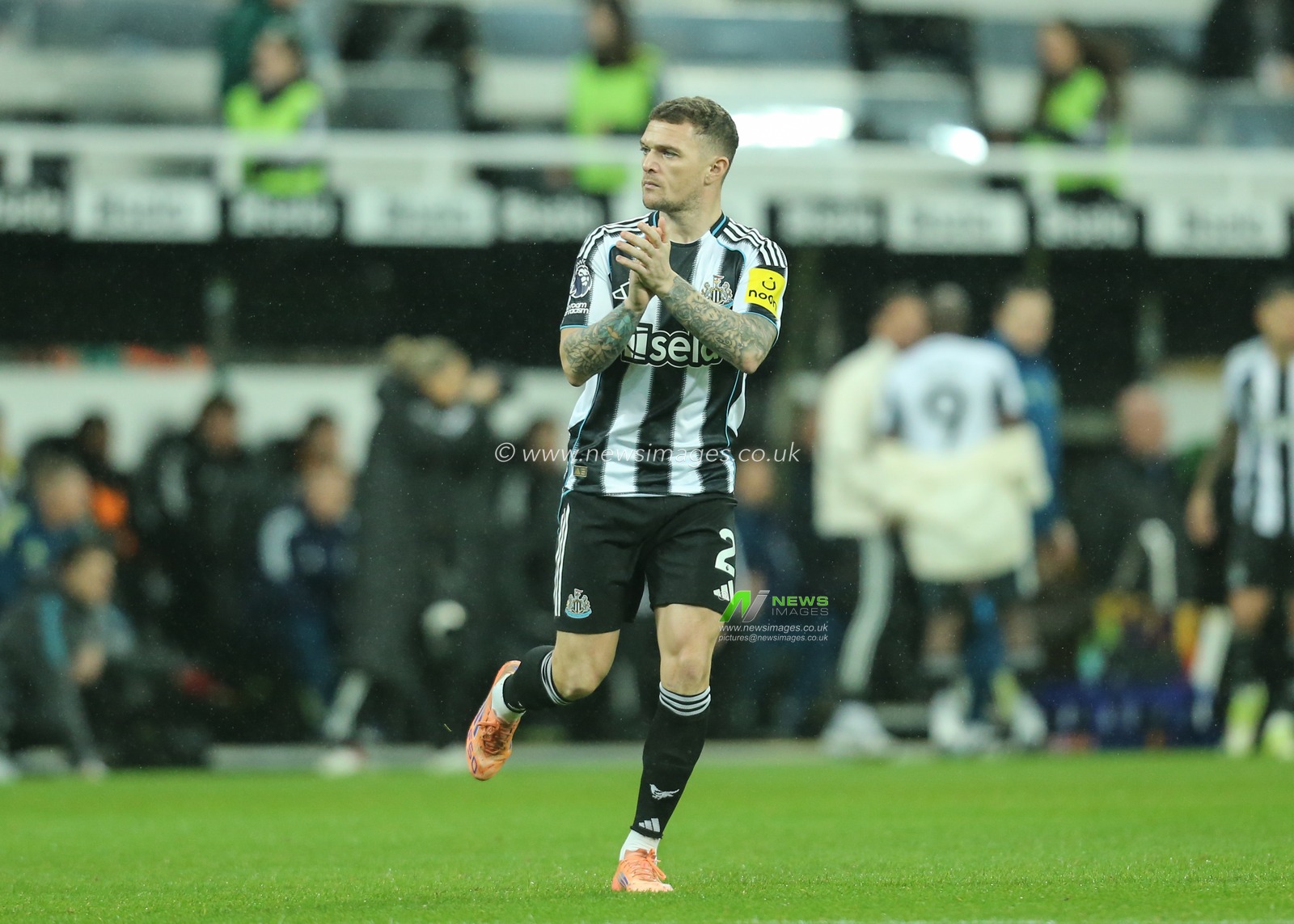 Kieran Trippier of Newcastle United applauds the fans during the Premier League match Newcastle Untied vs Brentford at St. James's Park, Newcastle, United Kingdom on 07 February 2026

(Photo by Richard Bierton/News Images)