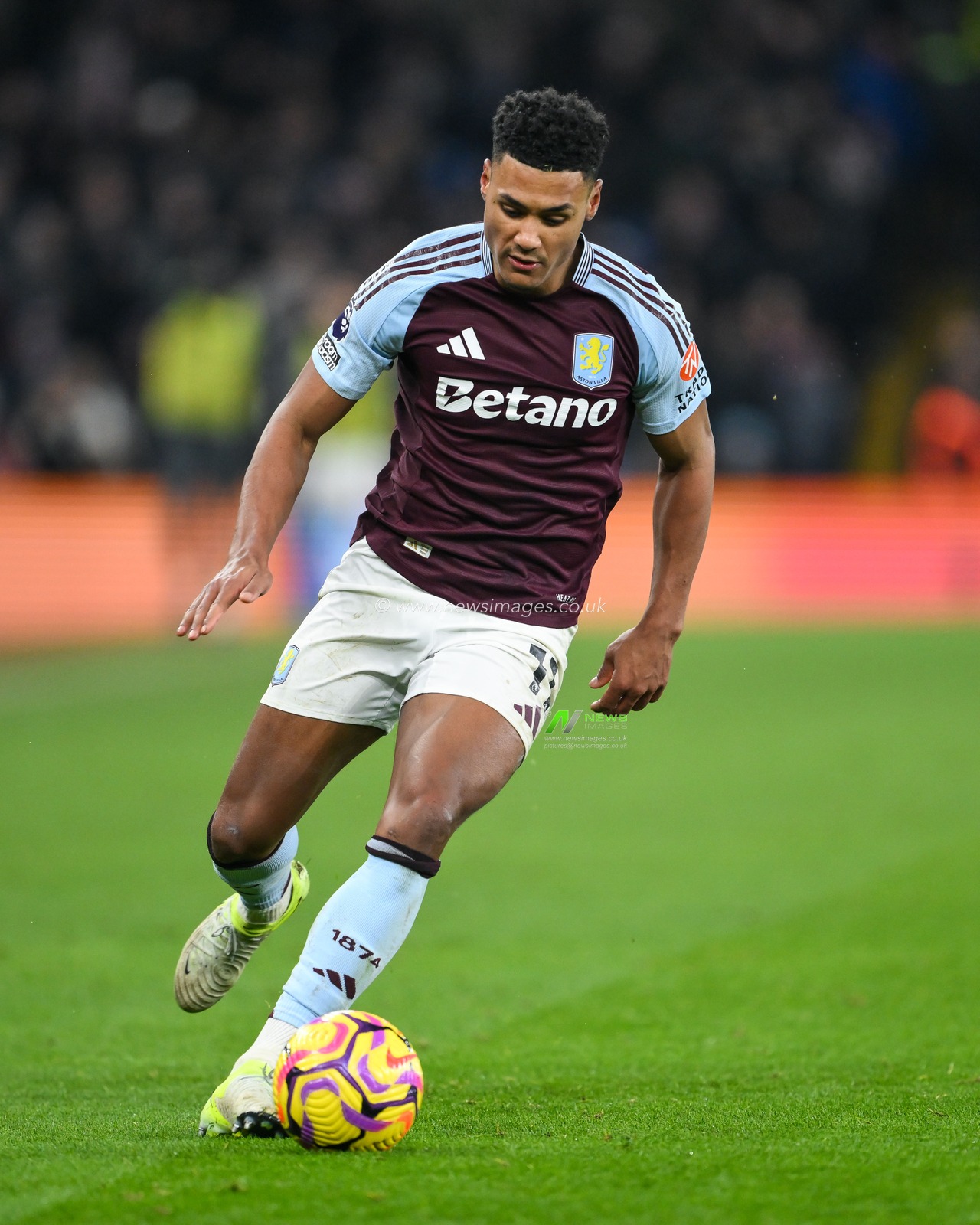 Ollie Watkins of Aston Villa makes a break with the ball during the Premier League match Aston Villa vs Leicester City at Villa Park, Birmingham, United Kingdom, 4th January 2025

(Photo by Craig Thomas/News Images)