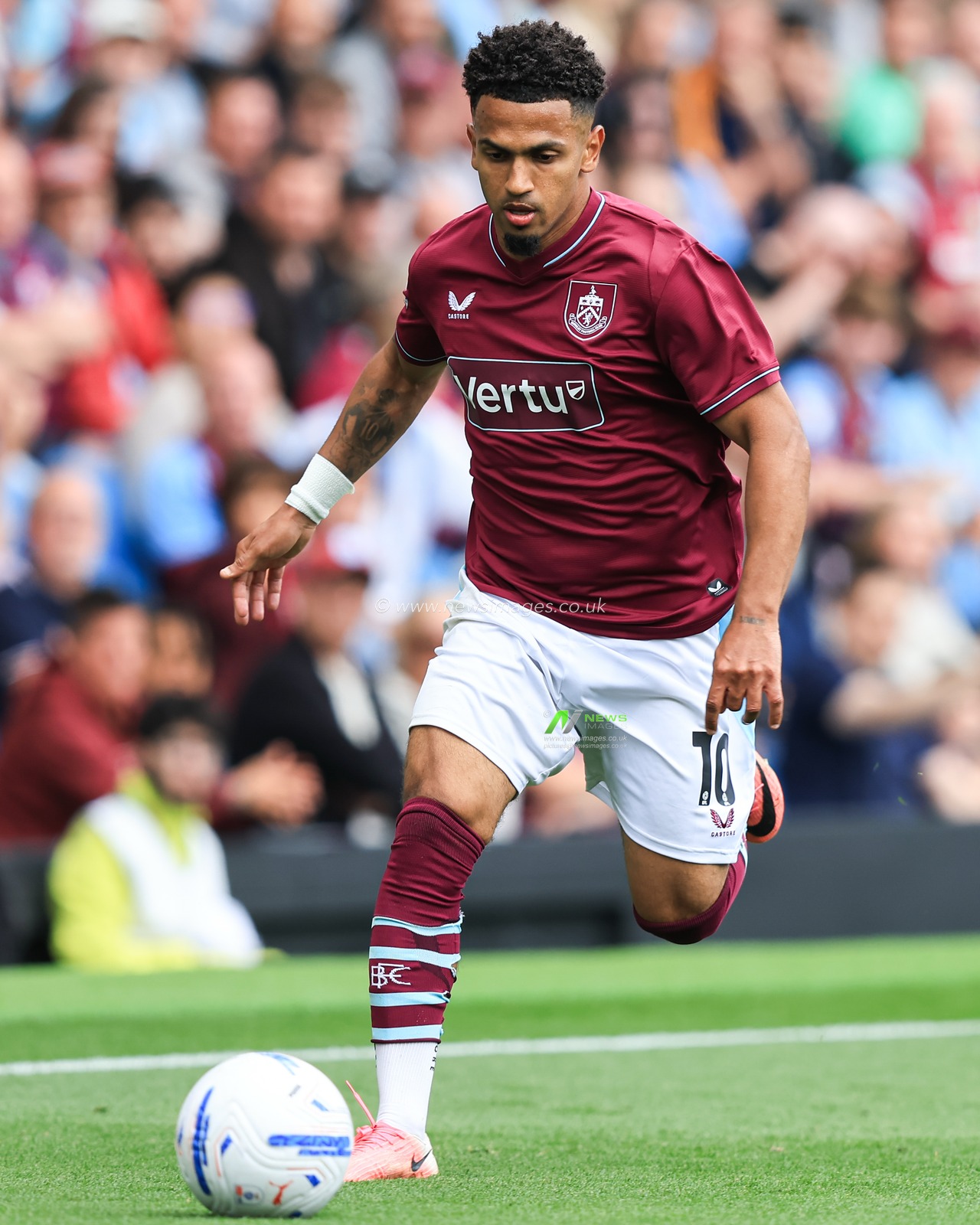 Marcus Edwards of Burnley with ball at his feet during the Sky Bet Championship match Burnley vs West Ham United at Turf Moor, Burnley, United Kingdom on 16 August 2026

(Photo by Jorge Horsted/News Images)