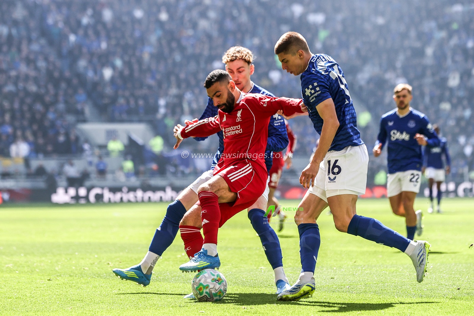 Mohamed Salah of Liverpool holds off Vitaliy Mykolenko of Everton during the Premier League match Everton vs Liverpool at Hill Dickinson Stadium, Liverpool, United Kingdom on 19 April 2026

(Photo by Alfie Cosgrove/News Images)