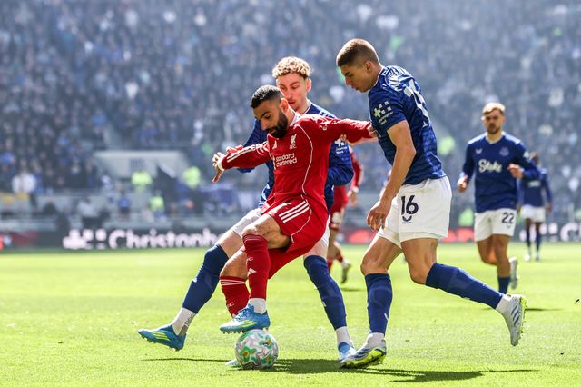 Mohamed Salah of Liverpool holds off Vitaliy Mykolenko of Everton during the Premier League match Everton vs Liverpool at Hill Dickinson Stadium, Liverpool, United Kingdom on 19 April 2026

(Photo by Alfie Cosgrove/News Images)