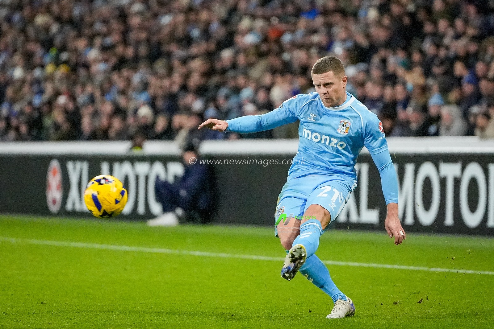 Jake Bidwell, of Coventry City crosses the ball during the Sky Bet Championship match Coventry City vs Swansea City at Coventry Building Society Arena, Coventry, United Kingdom, 26th December 2025

(Photo by Maynard Manyowa/News Images)

*** GER AUT SUI OUT ***