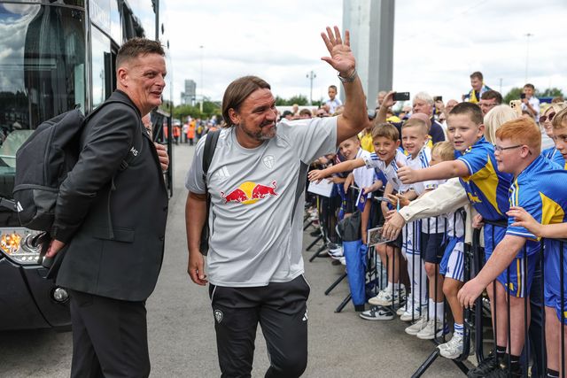 Daniel Farke manager of Leeds United is greeted by the Leeds fans during the Pre-season friendly match Leeds United vs Villarreal at Elland Road, Leeds, United Kingdom, 2nd August 2025

(Photo by Mark Cosgrove/News Images)