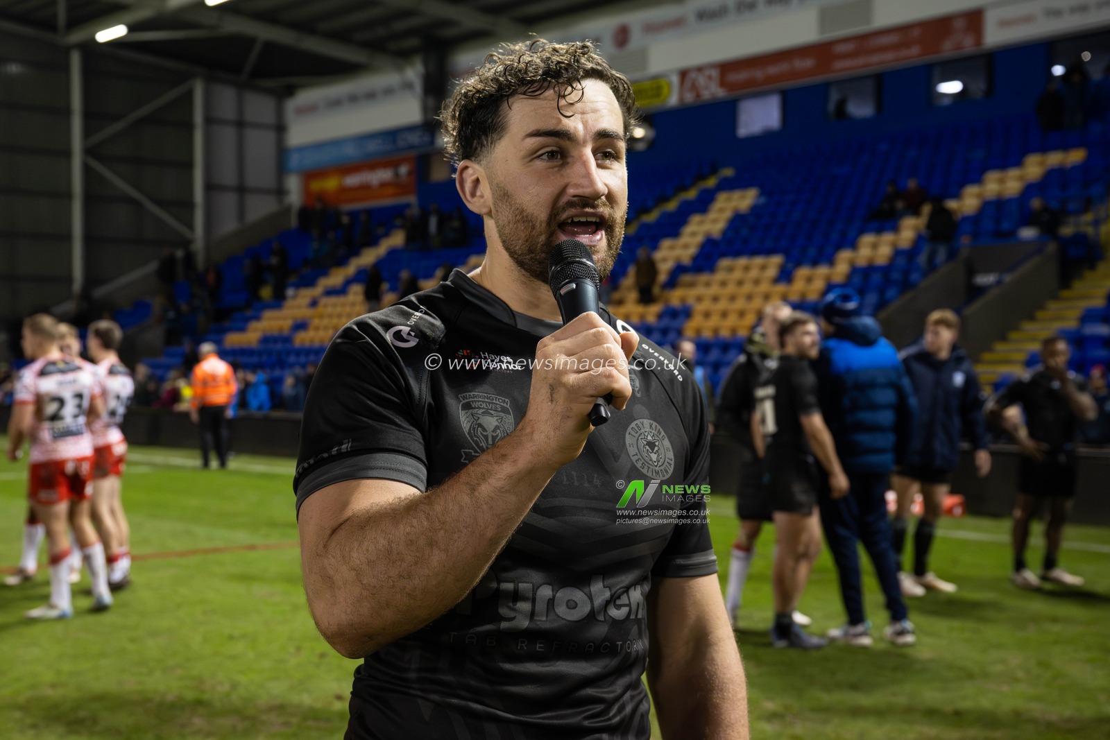 Toby King of Warrington Wolves thanks the fans at the end of his Testimonial match Warrington Wolves vs Leigh Leopards at Halliwell Jones Stadium, Warrington, United Kingdom, 1st February 2025

(Photo by Craig Thomas/News Images)