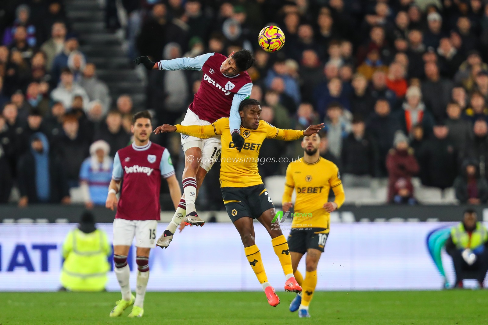 Edson Ãlvarez of West Ham United jumps up to win the high ball during the Premier League match West Ham United vs Wolverhampton Wanderers at London Stadium, London, United Kingdom, 9th December 2024

(Photo by Izzy Poles/News Images)