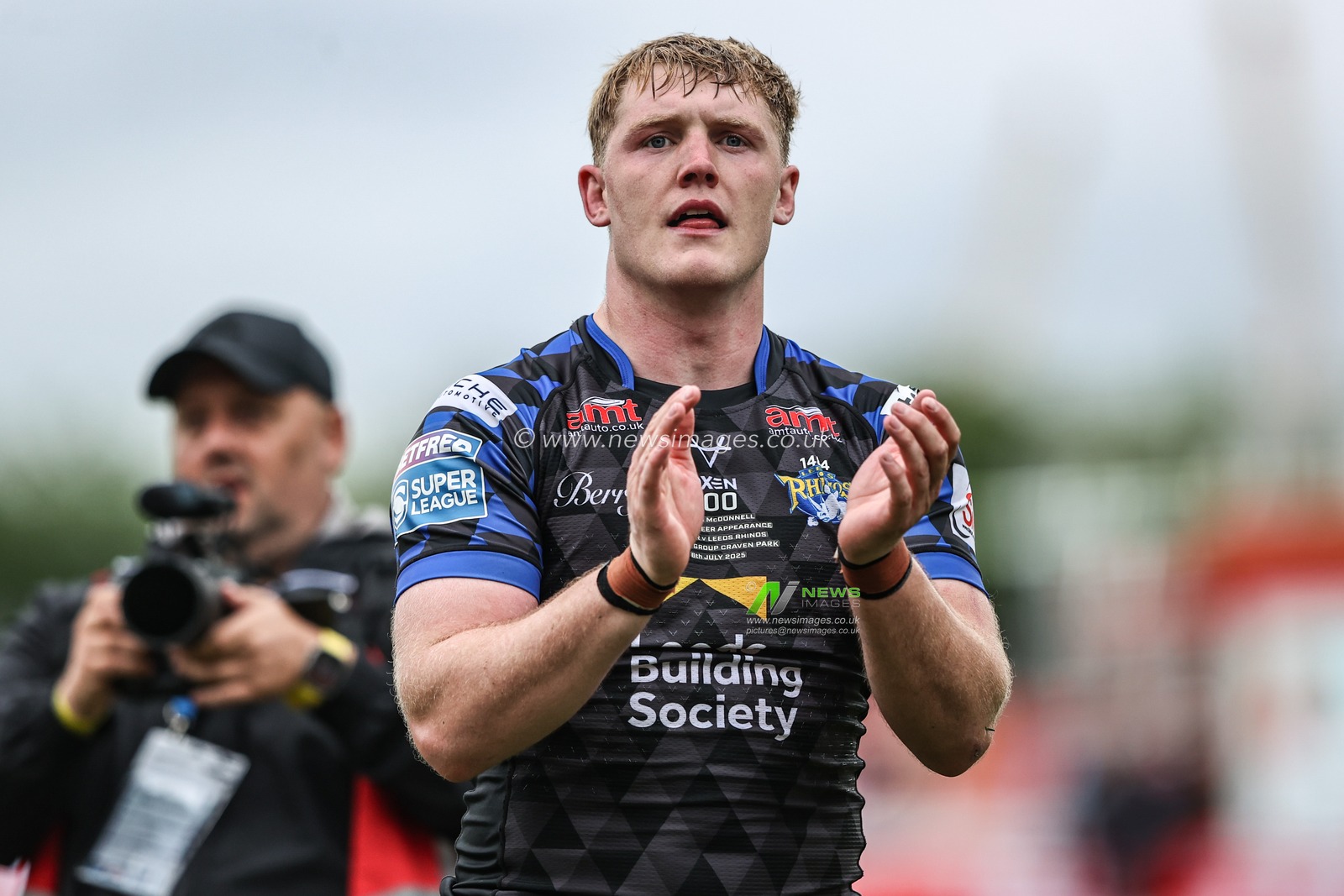 James McDonnell of Leeds Rhinos applauds the fans after the game during the Betfred Super League round 17 match Hull KR vs Leeds Rhinos at Sewell Group Craven Park, Kingston upon Hull, United Kingdom, 6th July 2025

(Photo by Alfie Cosgrove/News Images)