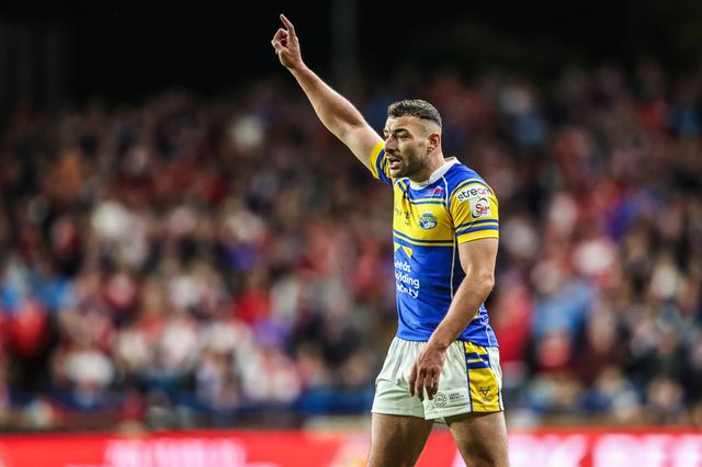 Jake Connor of Leeds Rhinos gives team mates instructions during the Betfred Super League round 23 match Leeds Rhinos vs Hull KR at Headingley Stadium, Leeds, United Kingdom, 21st August 2025

(Photo by Alfie Cosgrove/News Images)