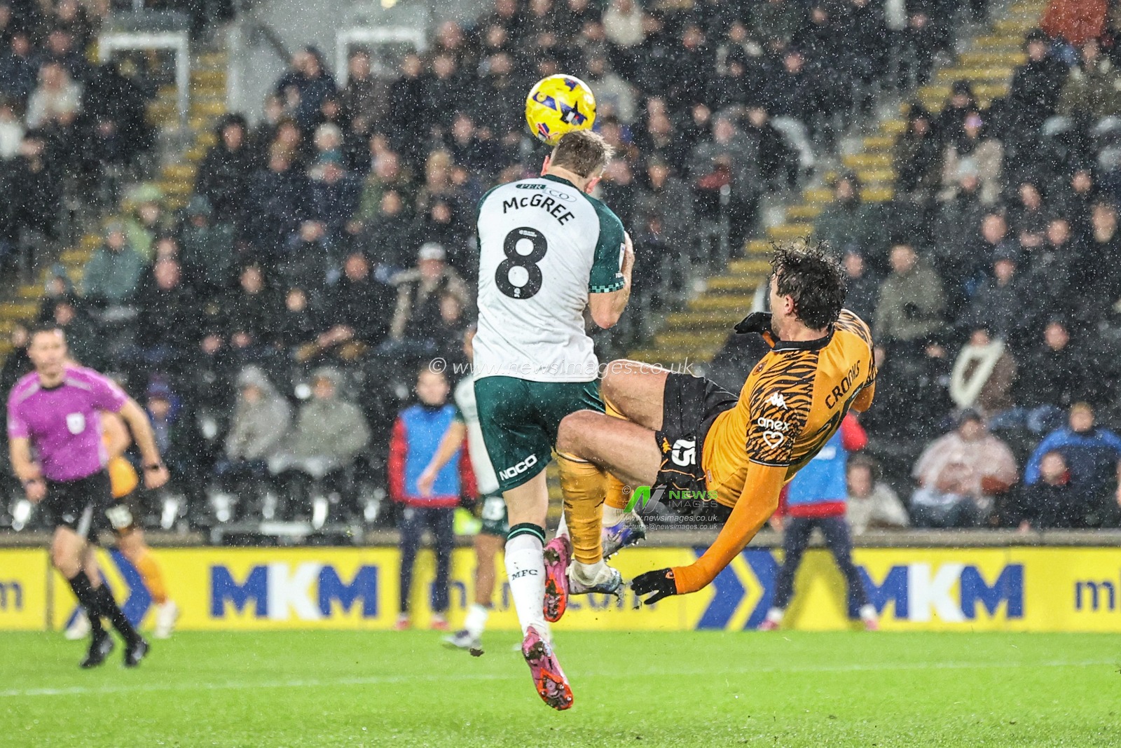 Riley McGree of Middlesbrough is fouled by Matt Crooks of Hull City during the Sky Bet Championship match Hull City vs Middlesbrough at MKM Stadium, Hull, United Kingdom, 5th December 2025

(Photo by Alfie Cosgrove/News Images)

*** GER AUT SUI OUT ***