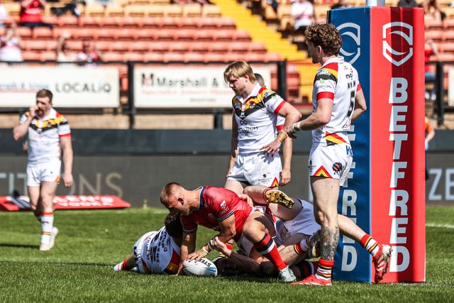 Mikey Lewis of Hull KR goes over for a try during the Betfred Super League round 9 match Bradford Bulls vs Hull KR at Odsal Stadium, Bradford, United Kingdom on 25 April 2026

(Photo by Alfie Cosgrove/News Images)