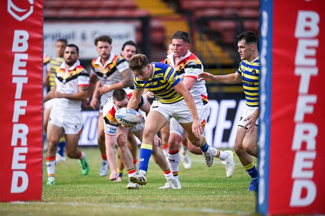 Ewan Irwin of Warrington Wolves scores his team's seventh try during the Betfred Super League round 22 match Bradford Bulls vs Warrington Wolves at Odsal Stadium, Bradford, United Kingdom on 08 August 2026

(Photo by Ben Roberts/News Images)