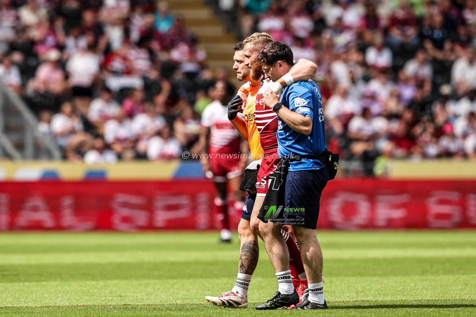 Luke Thompson of Wigan Warriors leaves the field of play due to injury during the Betfred Super League round 16 match Hull FC vs Wigan Warriors at MKM Stadium, Hull, United Kingdom on 27 June 2026

(Photo by Alfie Cosgrove/News Images)