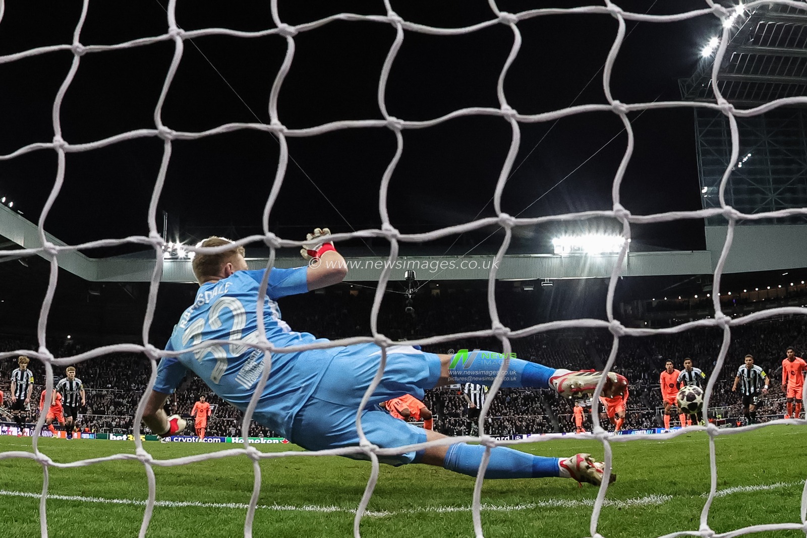 Lamine Yamal of Barcelona scores a penalty to make it 1-1 during the UEFA Champions League Last 16 match Newcastle Untied vs Barcelona at St. James's Park, Newcastle, United Kingdom on 10 March 2026

(Photo by Mark Cosgrove/News Images)