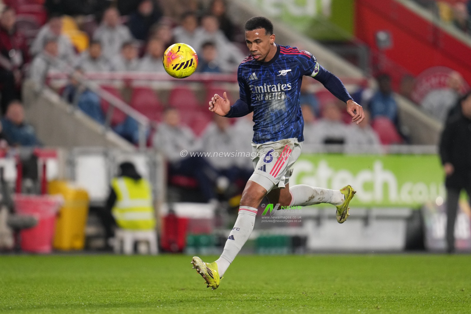 Gabriel of Arsenal heads ball back to Arsenal goalkeeper David Raya during the Premier League match Brentford vs Arsenal at GTECH Community Stadium, London, United Kingdom on 12 February 2026

(Photo by Harvey Murphy/News Images)