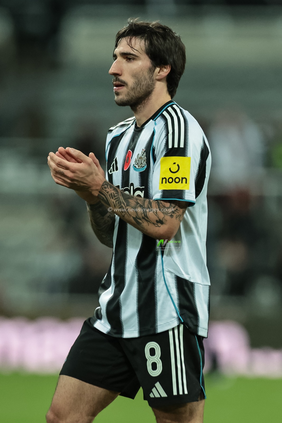 Sandro Tonali of Newcastle Untied applauds the fans after the final whistle during the Carabao Cup Last 16 Newcastle United vs Tottenham Hotspur at St. James's Park, Newcastle, United Kingdom, 29th October 2025

(Photo by Mark Cosgrove/News Images)

*** GER AUT SUI OUT ***