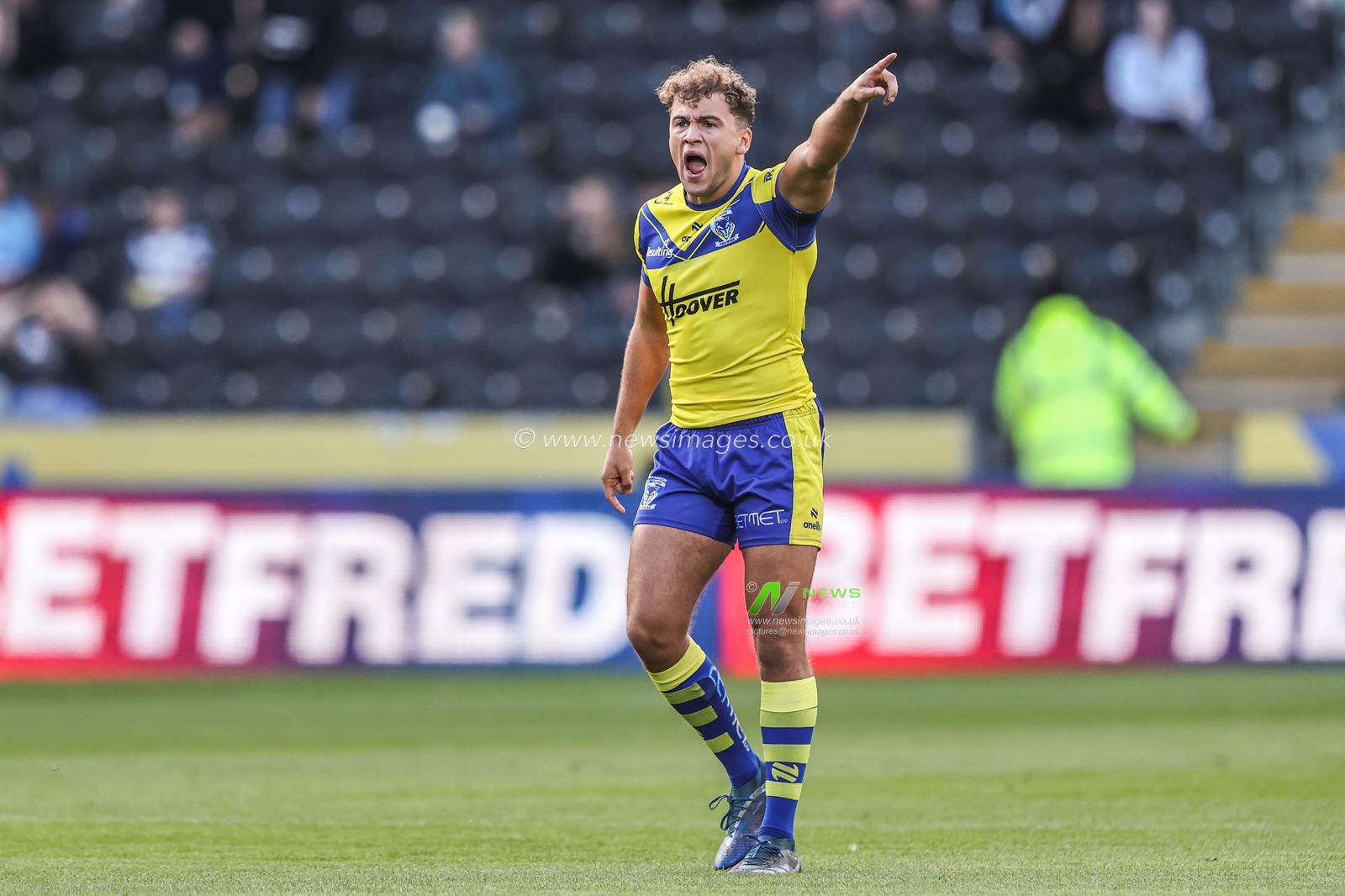Cai Taylor-Wray of Warrington Wolves gives team mates instructions during the Betfred Super League Round 26 match Hull FC vs Warrington Wolves at MKM Stadium, Hull, United Kingdom, 13th September 2025

(Photo by Alfie Cosgrove/News Images)