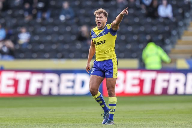 Cai Taylor-Wray of Warrington Wolves gives team mates instructions during the Betfred Super League Round 26 match Hull FC vs Warrington Wolves at MKM Stadium, Hull, United Kingdom, 13th September 2025

(Photo by Alfie Cosgrove/News Images)