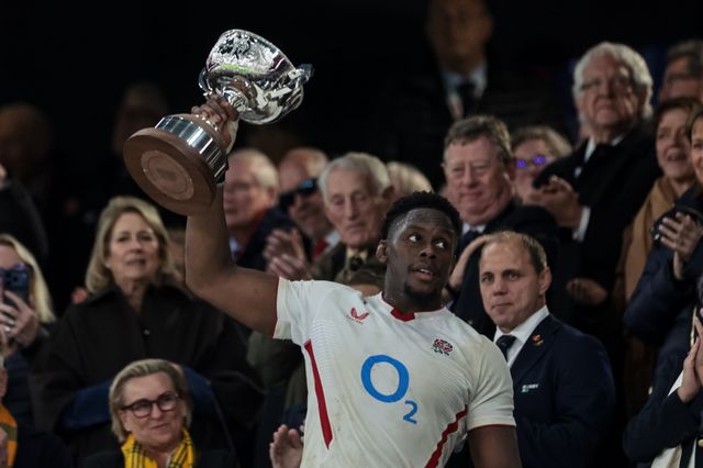 Maro Itoje of England lit the Ella-Mobbs Trophy during the Quilter Nations Series 2025 match England vs Australia at Allianz Stadium, Twickenham, United Kingdom, 1st November 2025

(Photo by Mark Cosgrove/News Images)

*** GER AUT SUI OUT ***