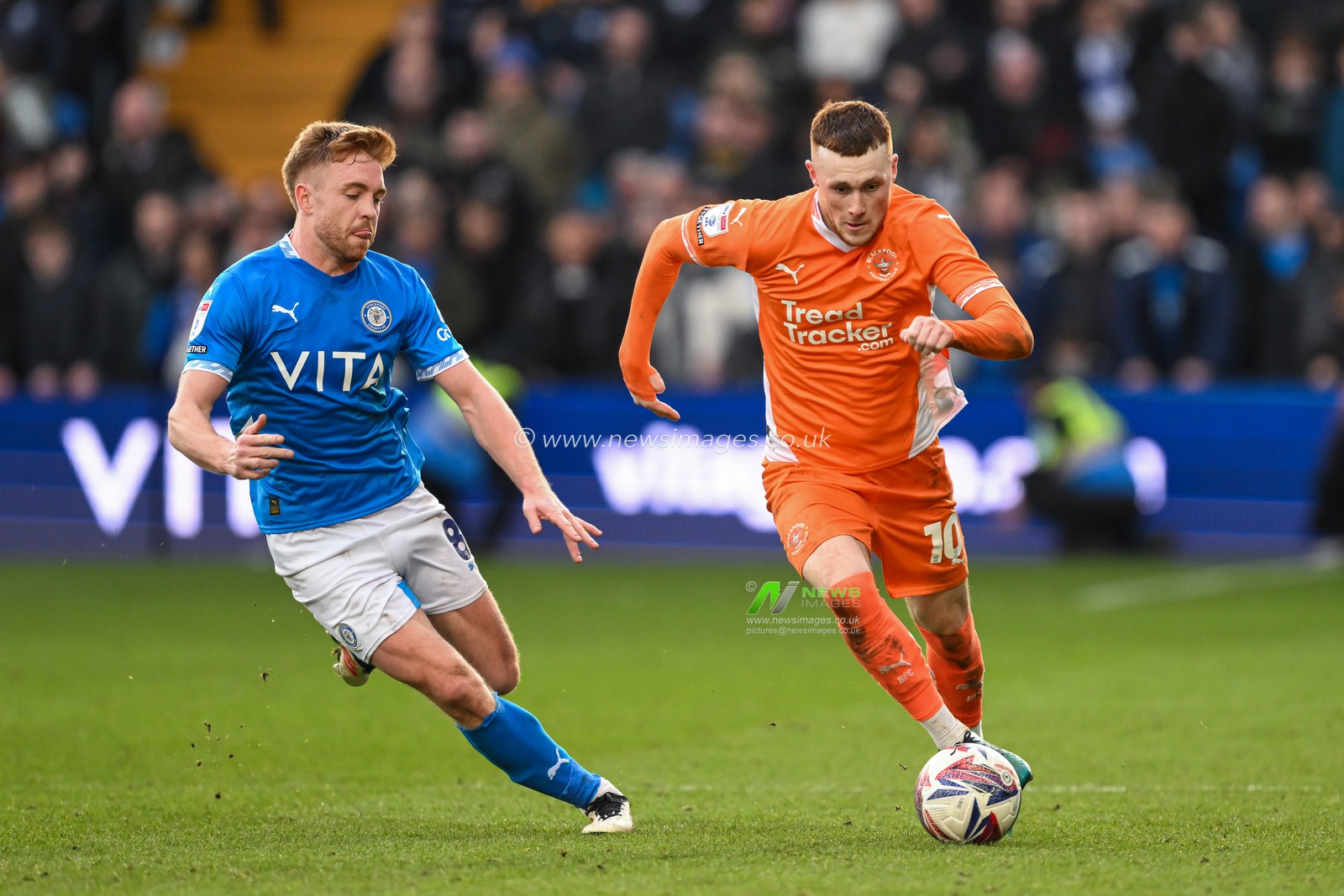 Sonny Carey of Blackpool makes a break with the ball during the Sky Bet League 1 match Stockport County vs Blackpool at Edgeley Park Stadium, Stockport, United Kingdom, 1st March 2025

(Photo by Craig Thomas/News Images)