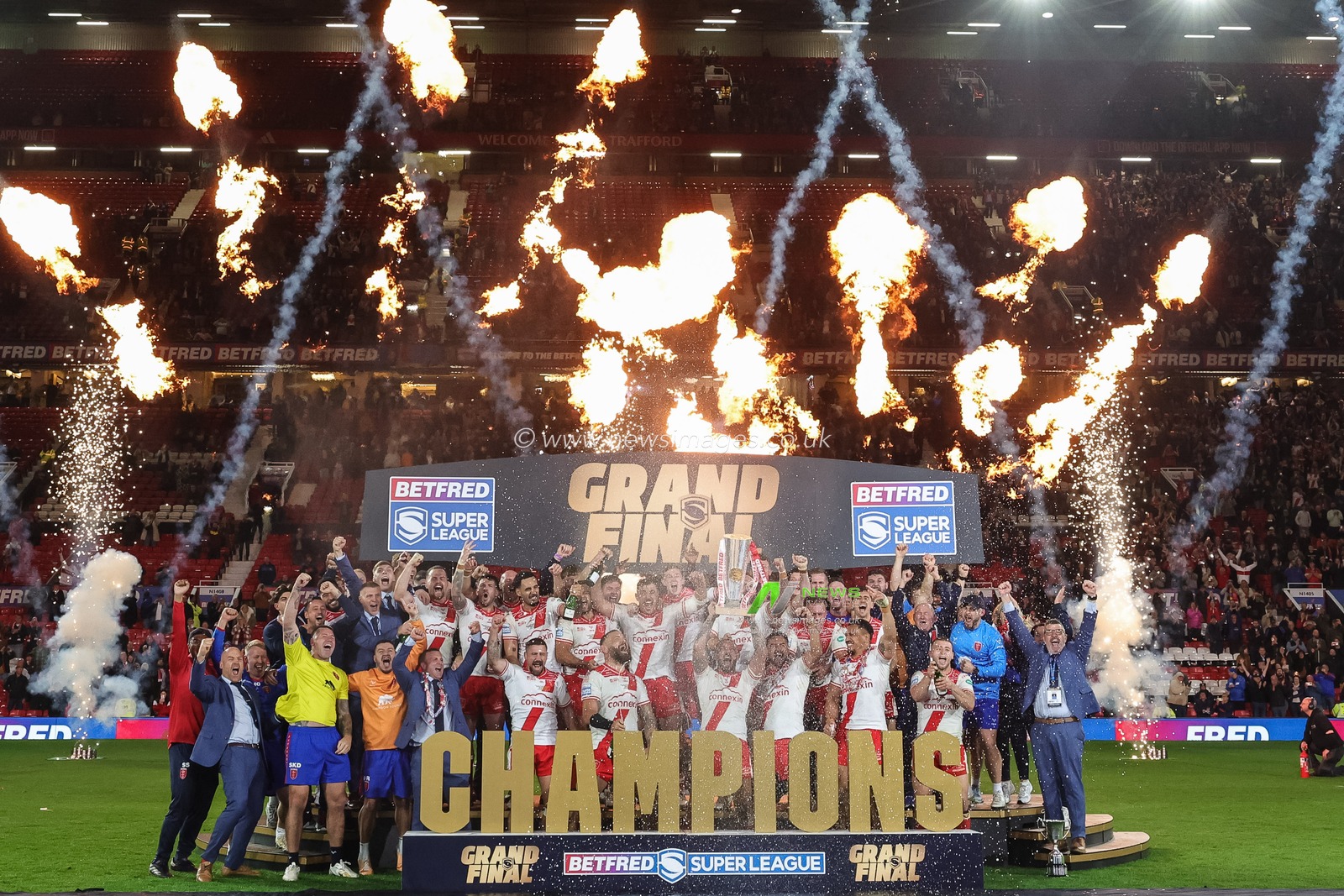 Elliot Minchella of Hull KR and his team mates and staff lift the Grand Final Trophy during the 2025 Betfred Super League Grand Final Hull KR v Wigan Warriors at Old Trafford, Manchester, United Kingdom, 11th October 2025

(Photo by Mark Cosgrove/News Images)