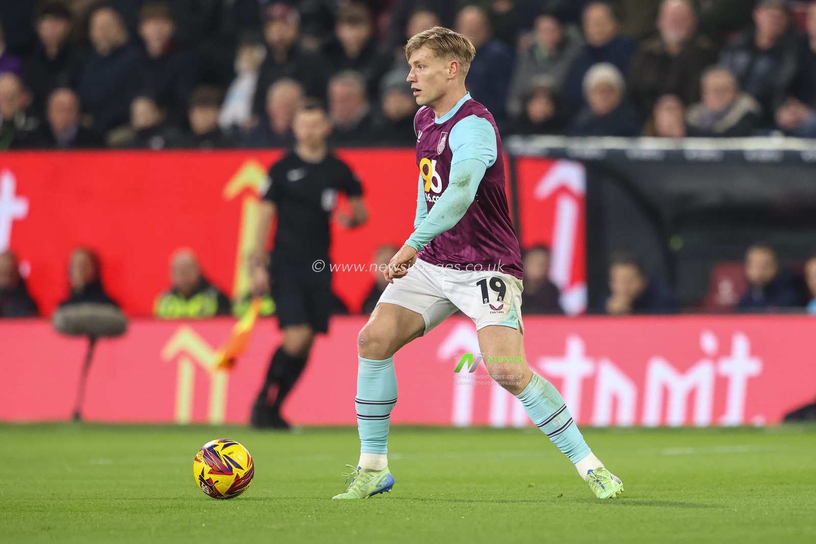 Zian Flemming of Burnley with the ball during the Sky Bet Championship match Burnley vs Sunderland at Turf Moor, Burnley, United Kingdom, 17th January 2025

(Photo by Alfie Cosgrove/News Images)