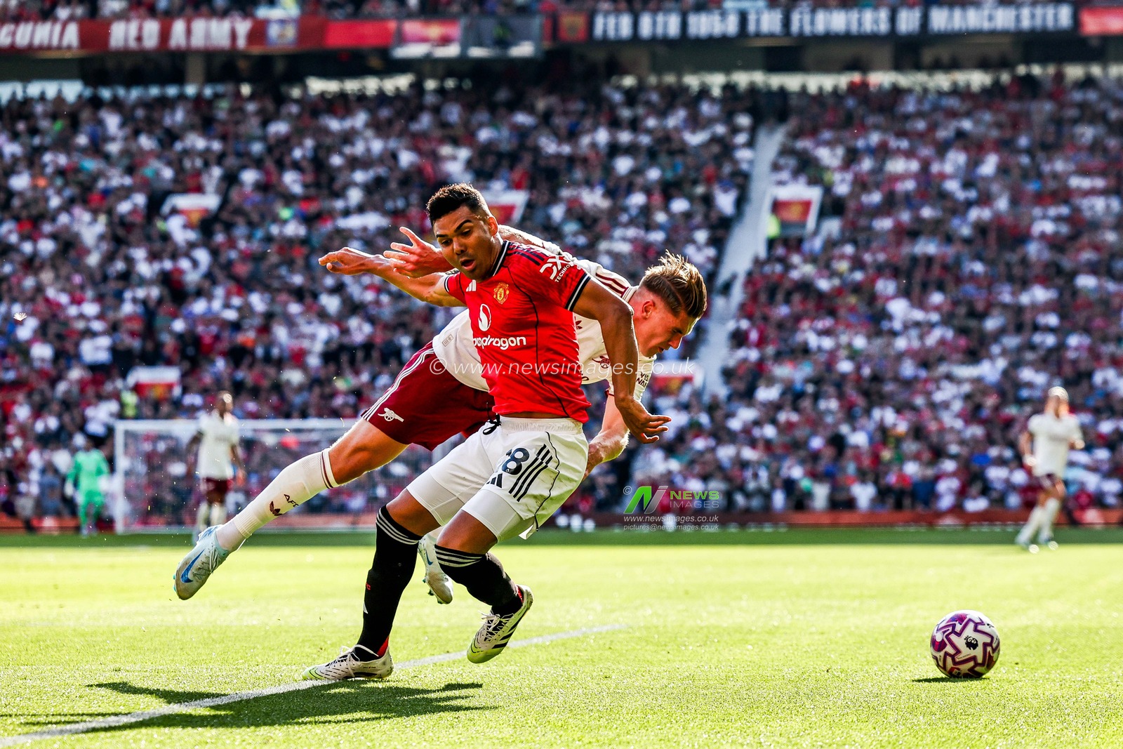 Casemiro of Manchester United is challenged by Viktor Gyokeres of Arsenal during the Premier League match Manchester United vs Arsenal at Old Trafford, Manchester, United Kingdom, 17th August 2025

(Photo by Mark Cosgrove/News Images)