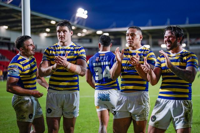 Warrington Wolves players applaud the fans at full time during the Betfred Super League round 14 match St Helens vs Warrington Wolves at The BrewDog Stadium, St Helens, United Kingdom on 11 June 2026

(Photo by Maynard Manyowa/News Images)