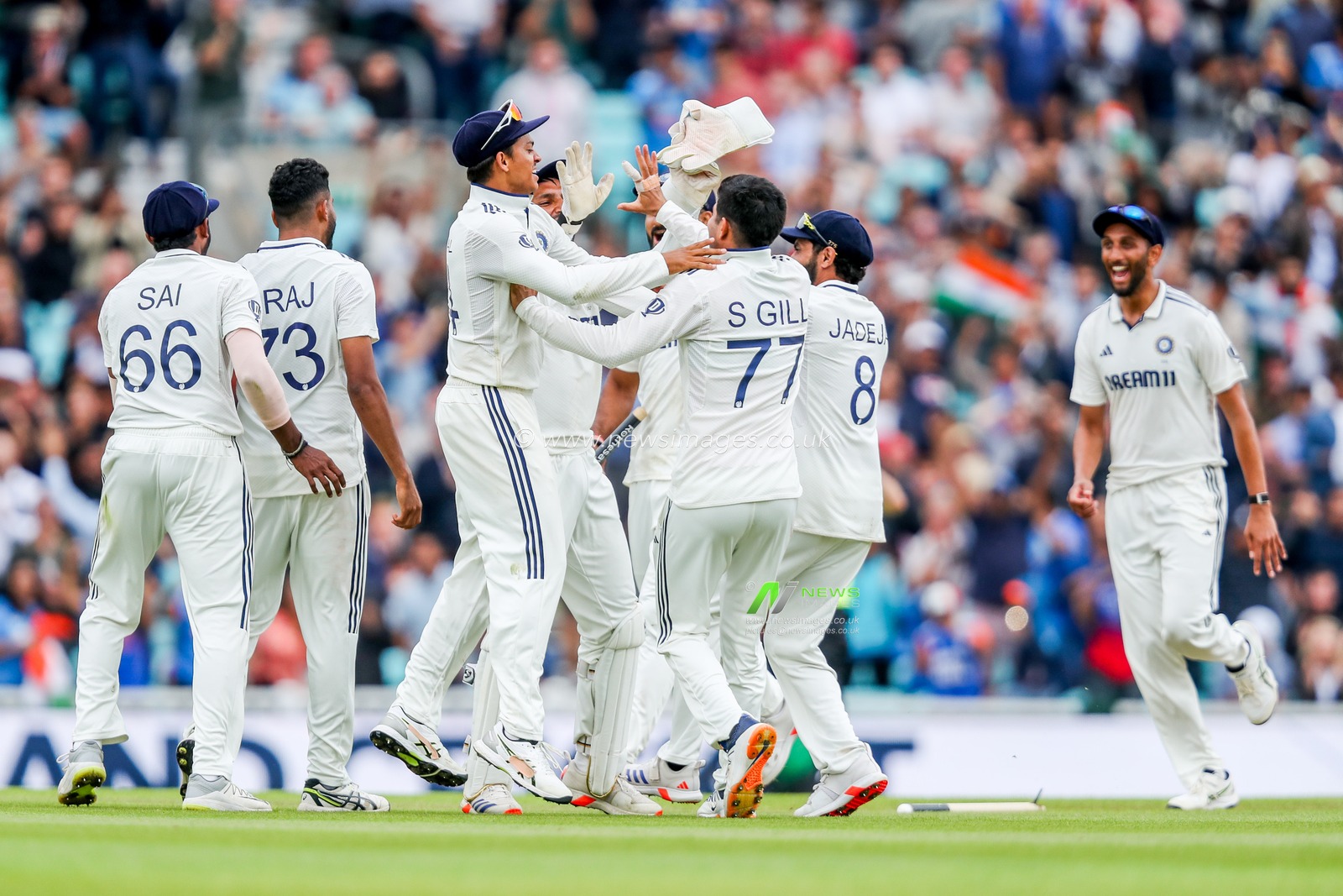 Mohammed Siraj of India celebrates with teammates as India draw the series during the 5th Rothesay Test Match day 5 England v India at The Kia Oval, London, United Kingdom, 4th August 2025

(Photo by Izzy Poles/News Images)
