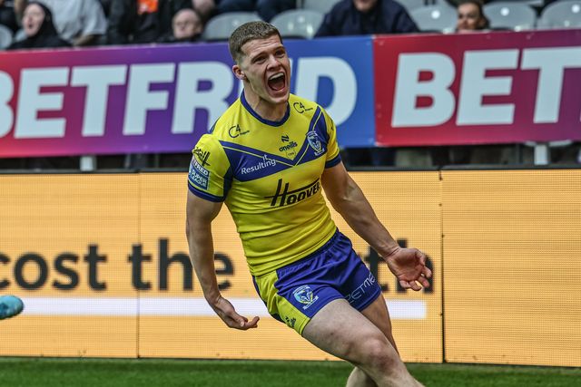 Jake Thewlis of Warrington Wolves celebrates his try during the Betfred Magic Weekend 2025 match Wigan Warriors vs Warrington Wolves at St. James's Park, Newcastle, United Kingdom, 4th May 2025

(Photo by Mark Cosgrove/News Images)