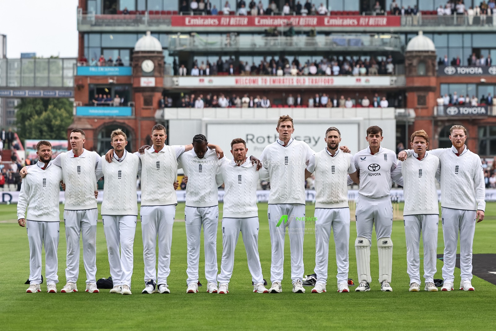 England captain Ben Stokes and his team mates link arms as the national anthem is played during the 4th Rothesay Test Match match Day 1 England vs India at Old Trafford Cricket Ground, Manchester, United Kingdom, 22nd July 2025

(Photo by Mark Cosgrove/News Images)