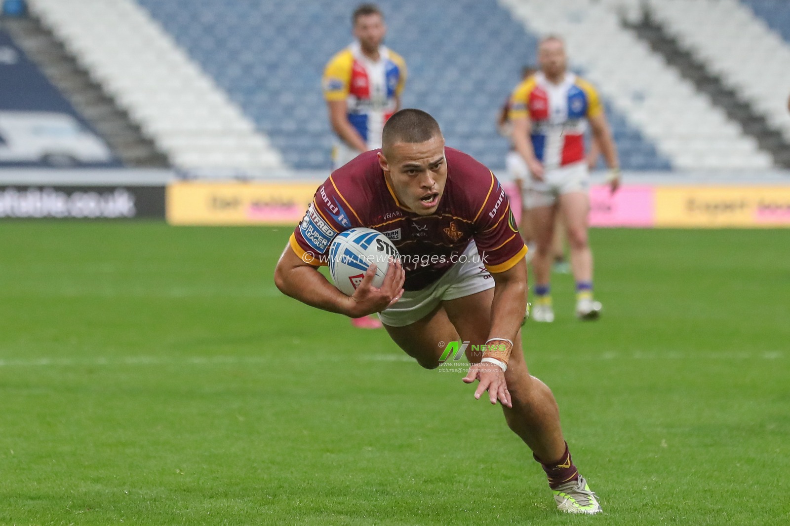 Tui Lolohea of Huddersfield Giants goes over for a try during the Betfred Super League Round 25 match Huddersfield Giants vs London Broncos at John Smith's Stadium, Huddersfield, United Kingdom, 8th September 2024

(Photo by Alfie Cosgrove/News Images)