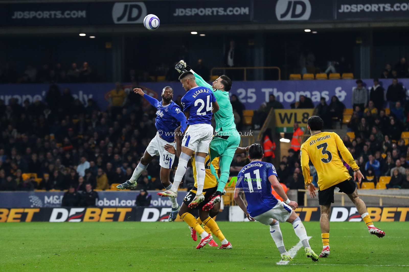 JosÃ© SÃ¡ of Wolverhampton Wanderers punches the ball clear during the Premier League match Wolverhampton Wanderers vs Everton at Molineux, Wolverhampton, United Kingdom, 8th March 2025

(Photo by Gareth Evans/News Images)