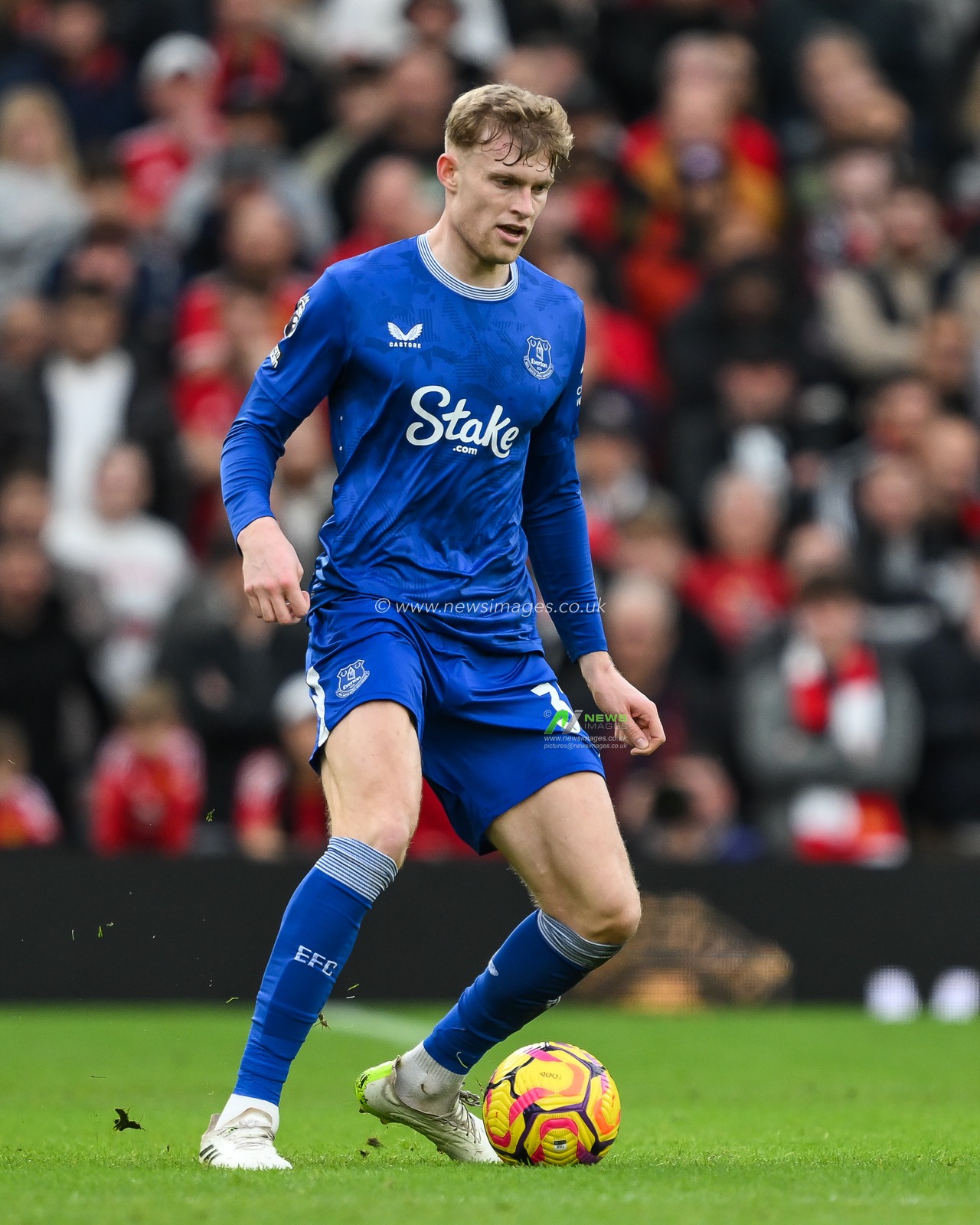 Jarrad Branthwaite of Everton in action during the Premier League match Manchester United vs Everton at Old Trafford, Manchester, United Kingdom, 1st December 2024

(Photo by Craig Thomas/News Images)