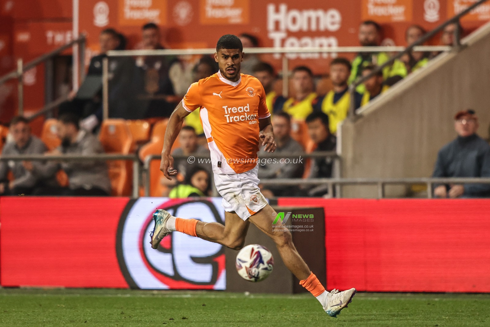 Ashley Fletcher of Blackpool breaks with the ball during the Sky Bet League 1 match Blackpool vs Birmingham City at Bloomfield Road, Blackpool, United Kingdom, 30th April 2025

(Photo by Alfie Cosgrove/News Images)