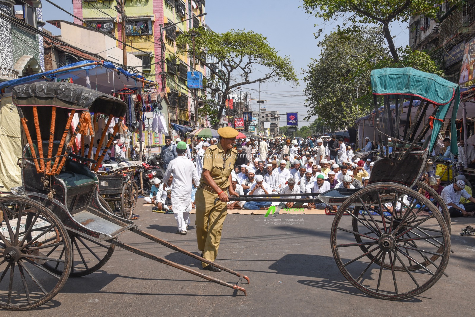 Indian police are using hand-pulled rickshaws as a barricade before Muslim devotees offer their last Friday noon prayers on the street during the Islamic holy fasting month of Ramadan in Kolkata, West Bengal State, India. March 28, 2025, Pictures by Debajyoti Chakraborty(Photo: Debajyoti Chakraborty/News Images)