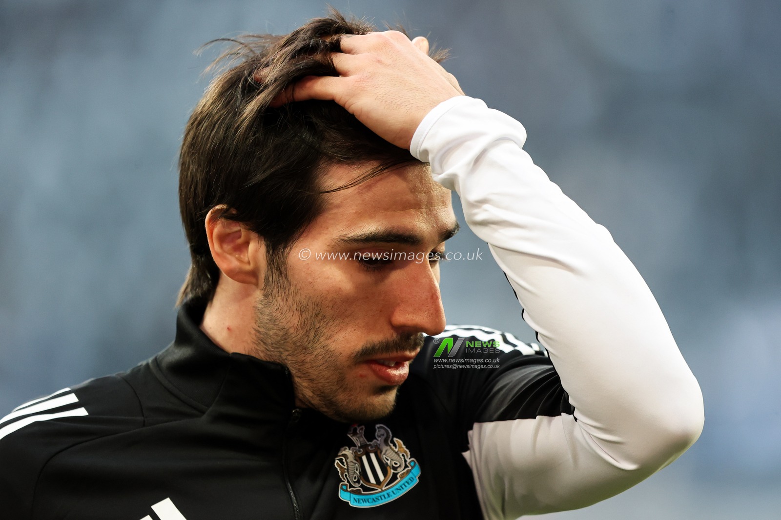 Sandro Tonali of Newcastle United warms up prior to the Premier League match Newcastle United vs Brentford at St. James's Park, Newcastle, United Kingdom, 2nd April 2025

(Photo by Alfie Cosgrove/News Images)