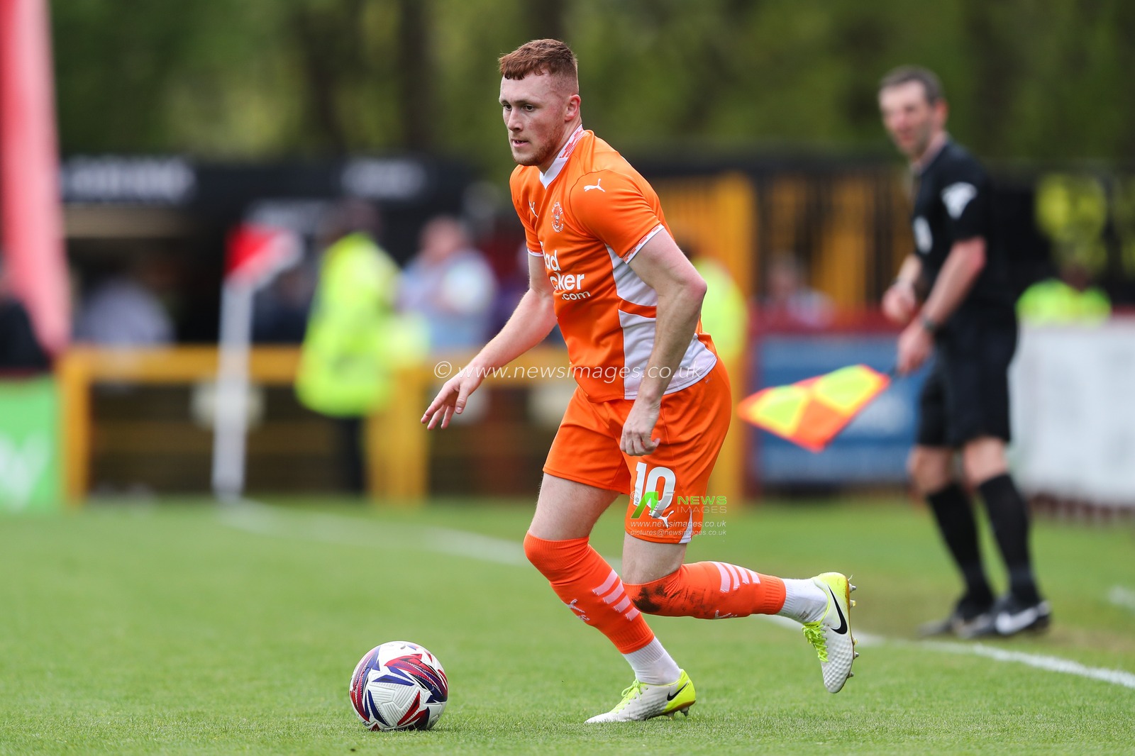 Sonny Carey of Blackpool goes forward with the ball during the Sky Bet League 1 match Stevenage vs Blackpool at Lamex Stadium, Stevenage, United Kingdom, 18th April 2025

(Photo by Gareth Evans/News Images)