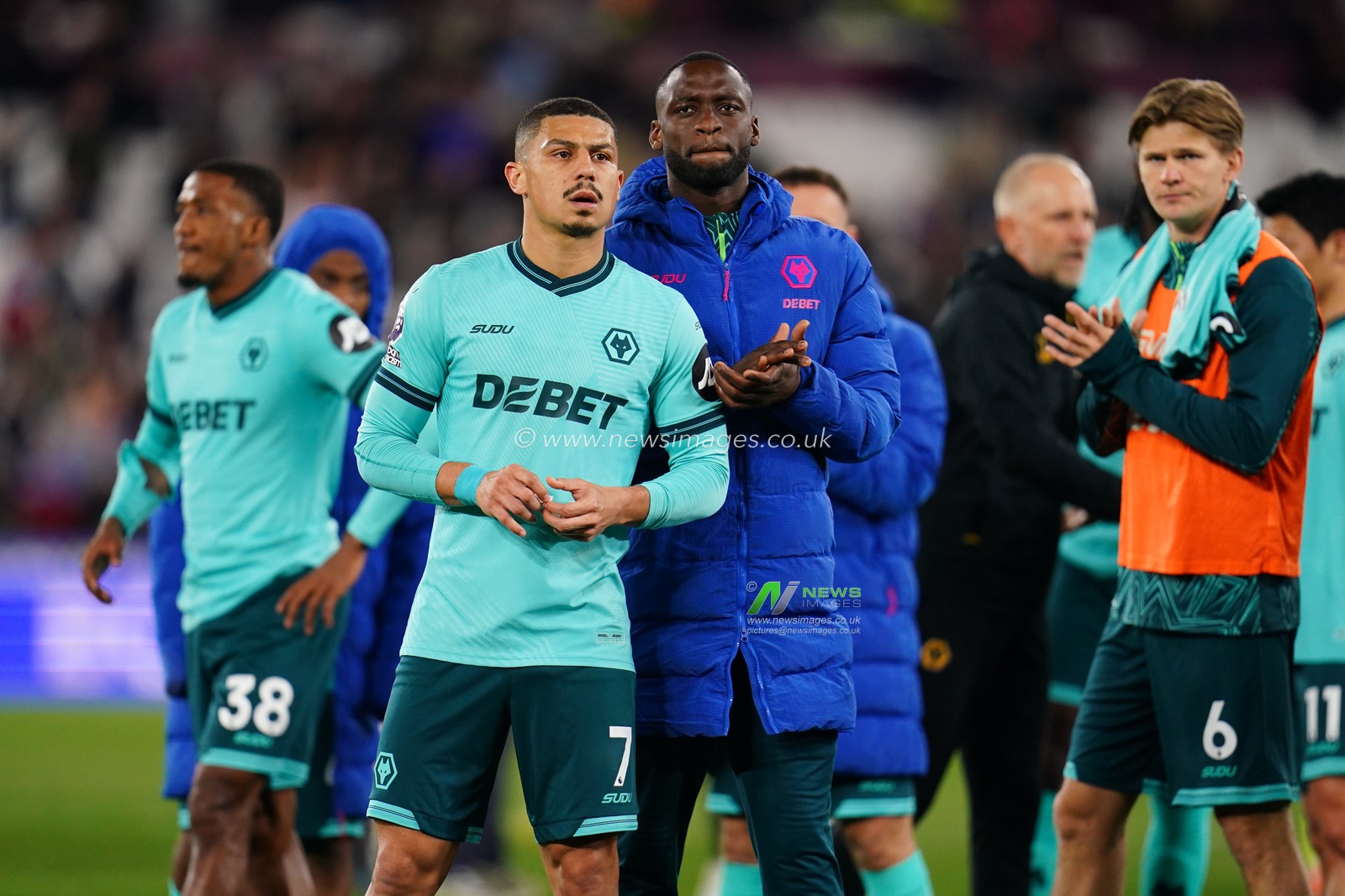 Wolves players at full time during the Premier League match West Ham United vs Wolverhampton Wanderers at London Stadium, London, United Kingdom on 10 April 2026

(Photo by Harvey Murphy/News Images)