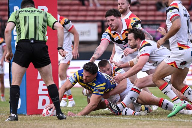 Joe Philbin of Warrington Wolves scores his team's fourth try during the Betfred Super League round 22 match Bradford Bulls vs Warrington Wolves at Odsal Stadium, Bradford, United Kingdom on 08 August 2026

(Photo by Ben Roberts/News Images)
