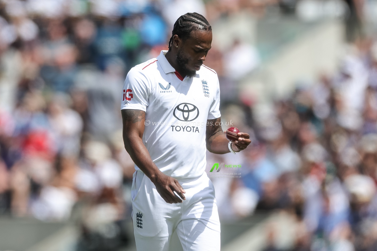 Jofra Archer of England inspects the bar during the 2nd Rothesay Test Match Day 1 match England vs New Zealand at The Kia Oval, London, United Kingdom on 17 June 2026

(Photo by Mark Cosgrove/News Images)